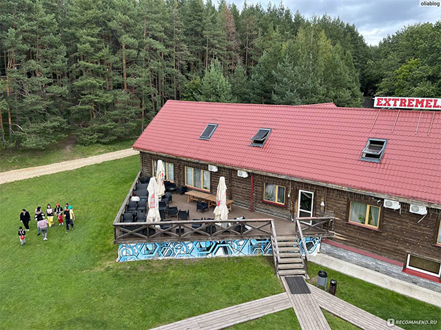 Закрытая охраняемая территория в окружении леса